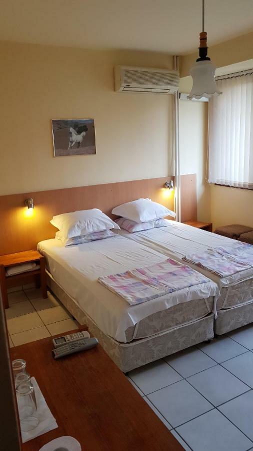 Dvete Brezi Otel Burgaz Dış mekan fotoğraf